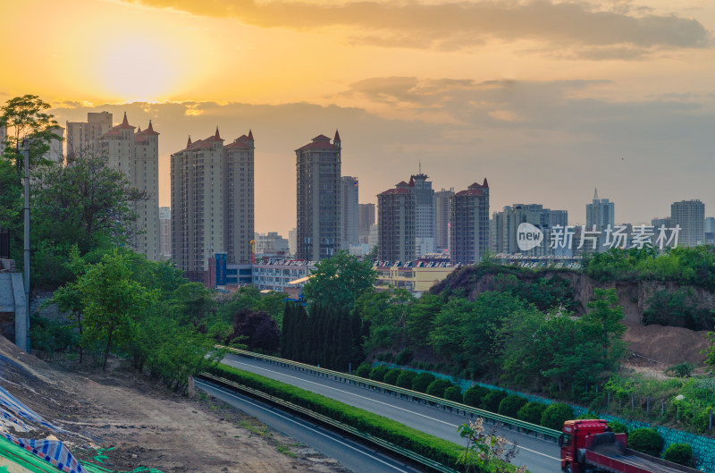 陕西渭南夕阳下城市道路与建筑群