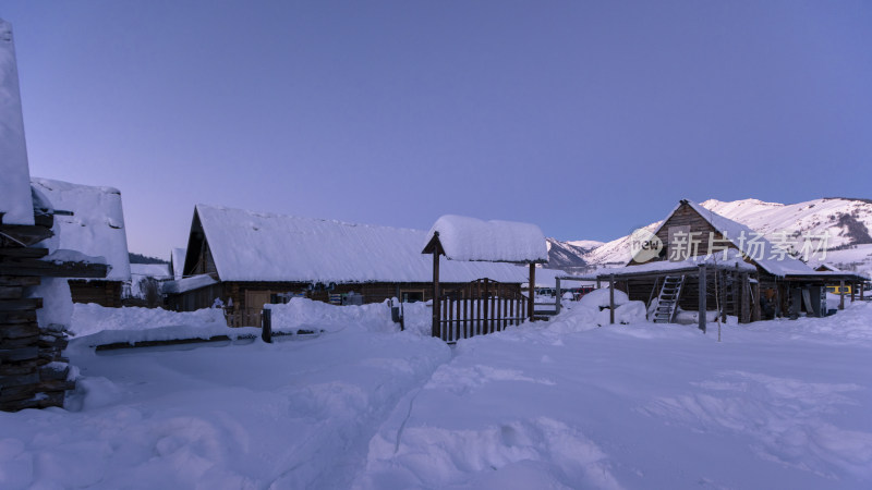 新疆禾木雪后山村木屋景象