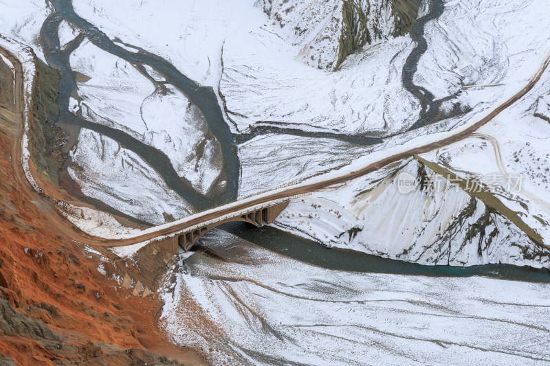 航拍新疆冬季安集海大峡谷雪景雪山山脉河流