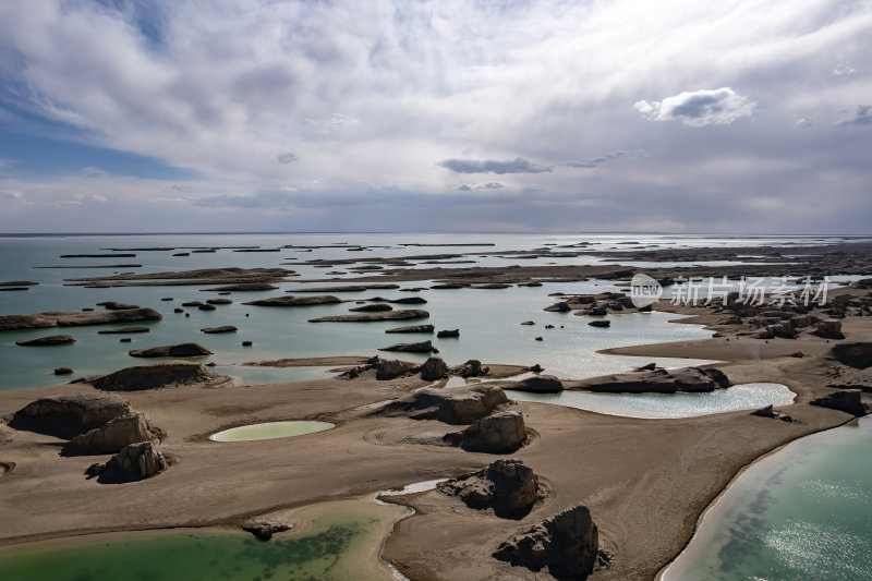 青海海西州乌素特水上雅丹奇异地貌高空航拍