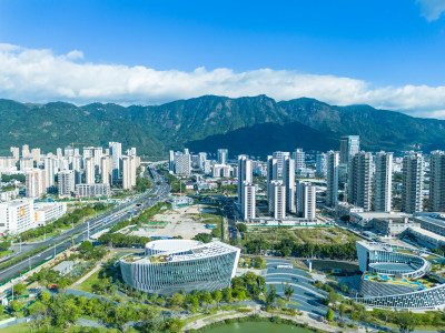 山峦环抱的现代都市全景