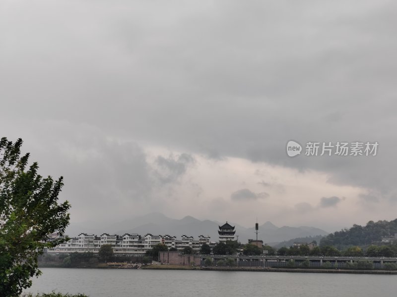 水边建筑风景图，天空多云笼罩