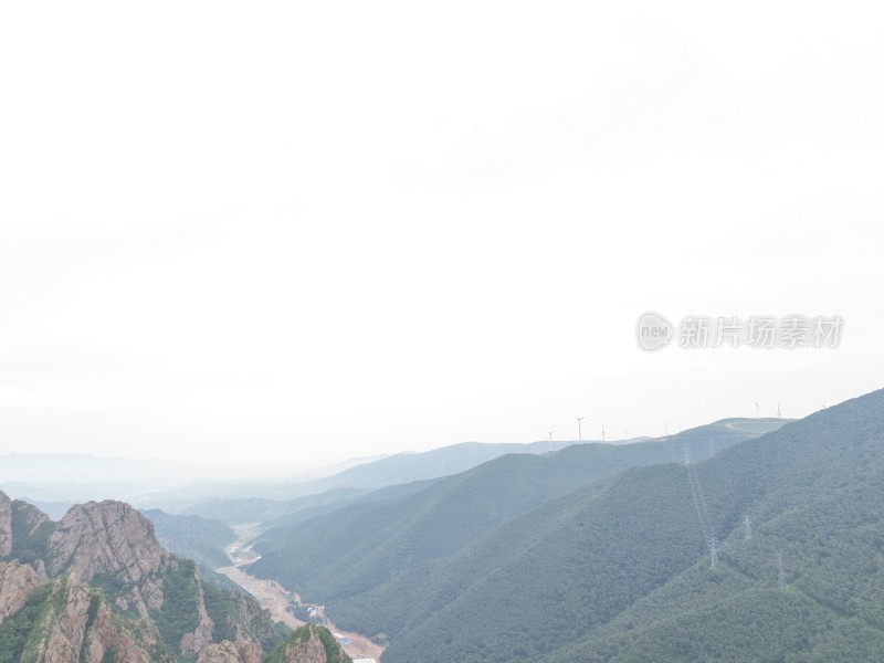 山间远景与风力发电机