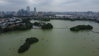 广东惠州：五一黄金周期间西湖湖上游船众多