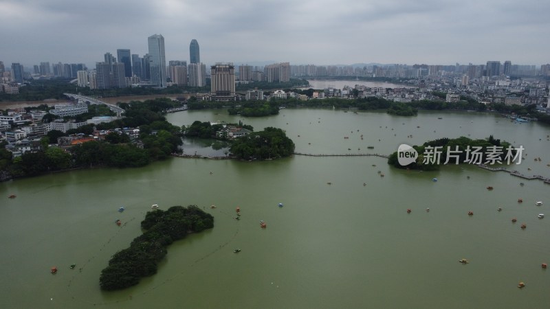 广东惠州：五一黄金周期间西湖湖上游船众多