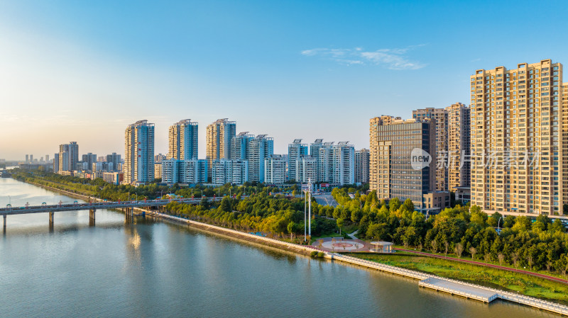 湖北省随州市涡水河府河边的楼房