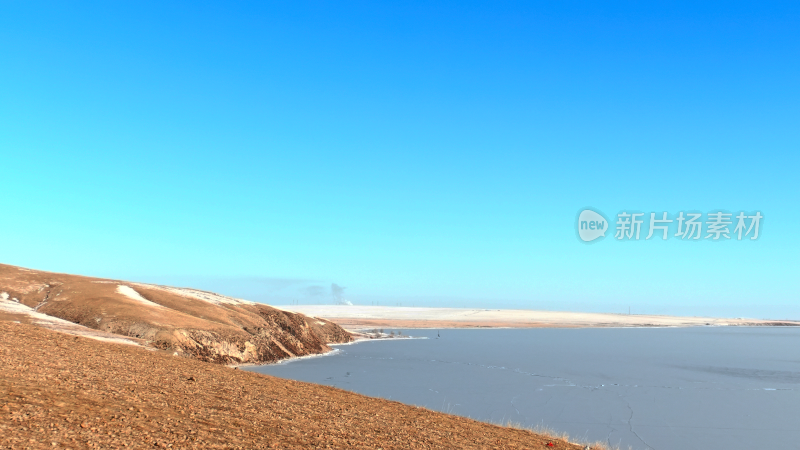 开阔冰面与岸边风景