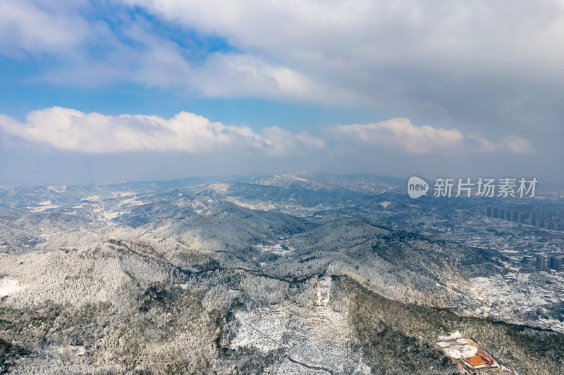 山川丘陵蓝天白云冬天雪景航拍图