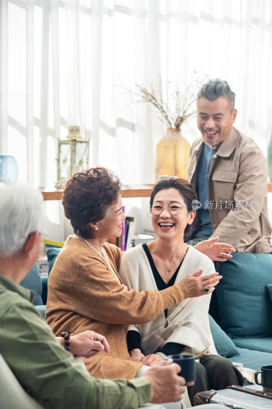 幸福的中老年人们在室内喝茶聊天