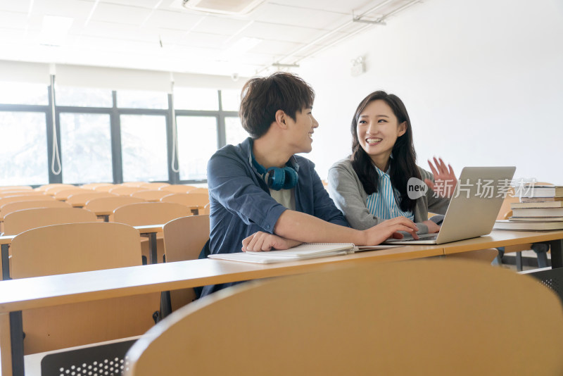 大学生在教室里学习