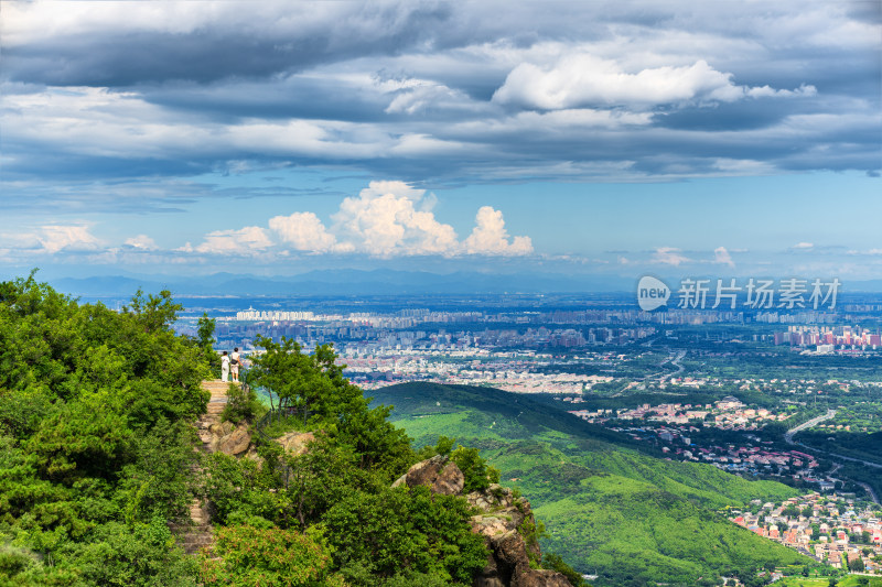 游人从香山公园山顶遥望北京城市全景