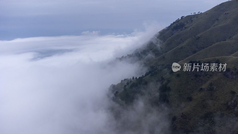 武功山云雾缭绕的山间壮观云海自然景观