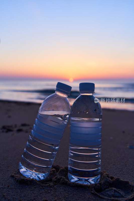 日出时海滩上的水瓶特写镜头