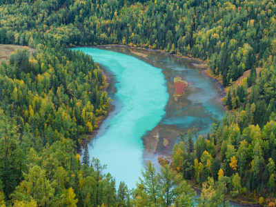 航拍新疆喀纳斯月亮湾秋景