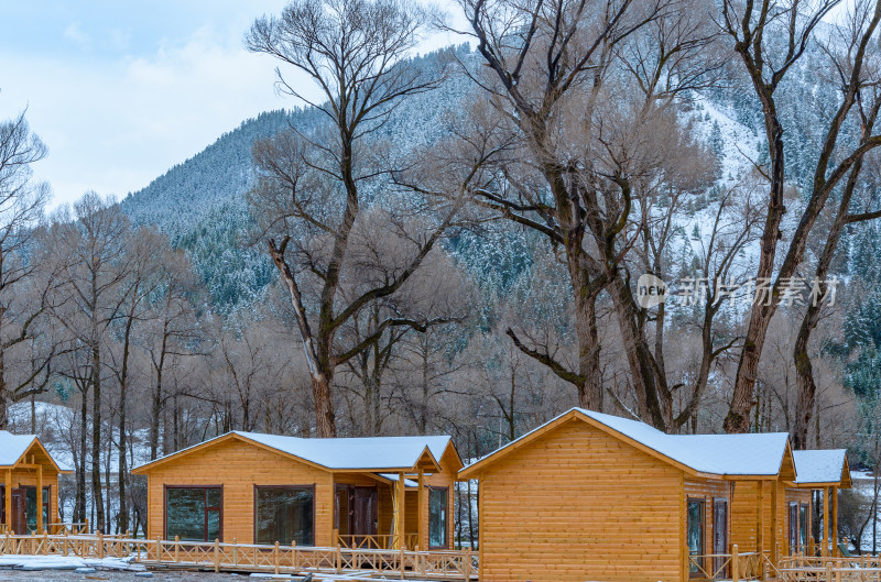 青海海北藏族自治州祁连卓尔山森林雪景木屋