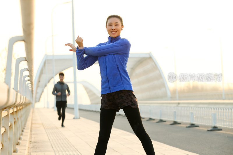 青年男女户外锻炼