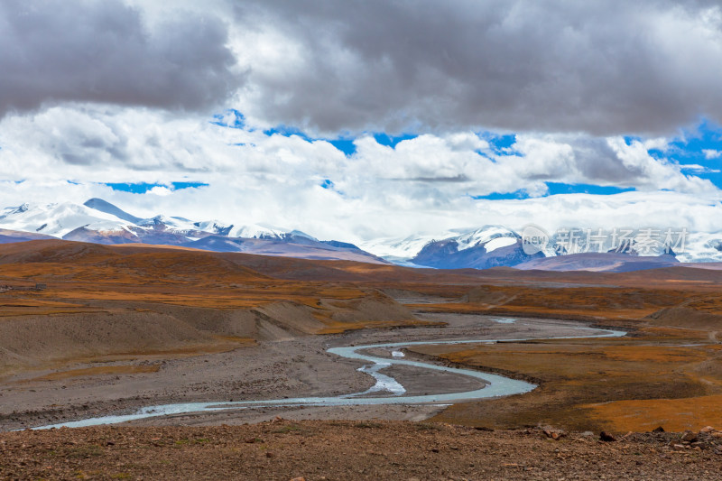 西藏喜马拉雅山脉雪山溪流