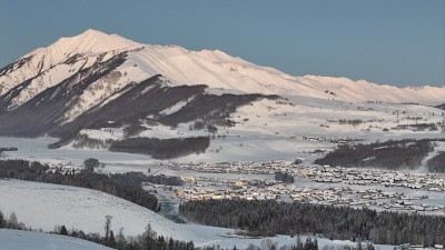 冬季新疆雪乡禾木村山脉村落雪景