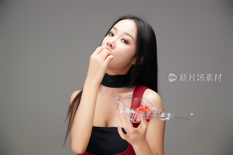 吃水果的亚洲东方长发少女