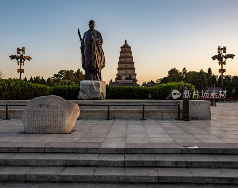 清晨的西安大雁塔大雁塔南广场玄奘雕塑景观