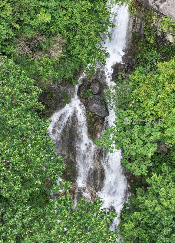 山东枣庄山亭区群山之中的飞瀑流泉美景