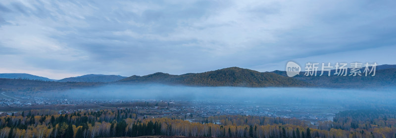 晨雾中的新疆禾木村全景