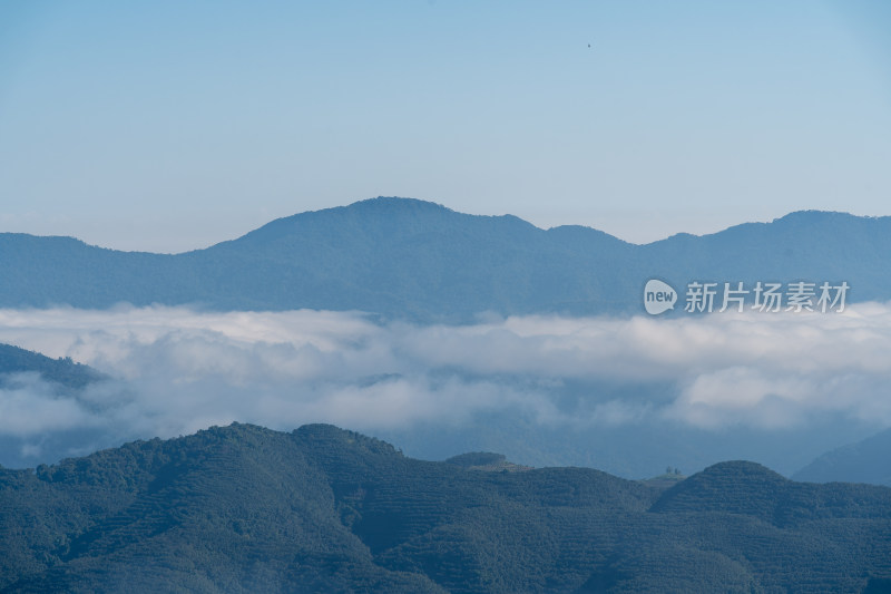 远处山之间的云海