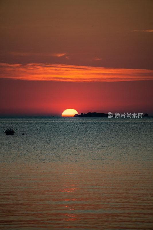 山东烟台第一海上浴场栈桥海上日出景观