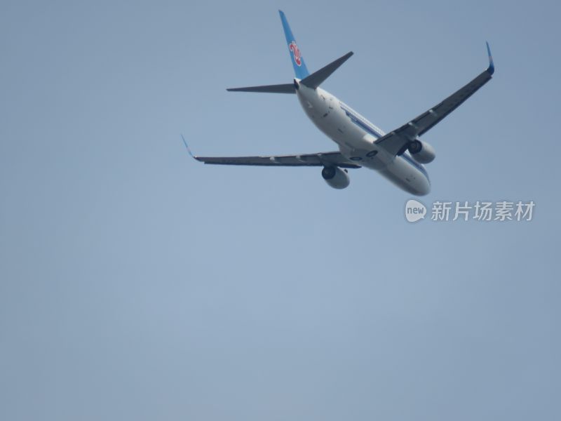 天空中飞行的民航客机