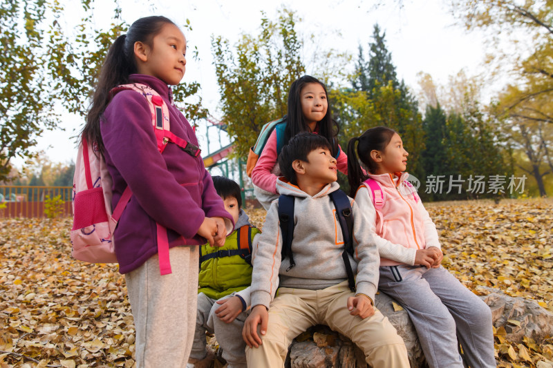 可爱的男孩女孩在户外玩耍