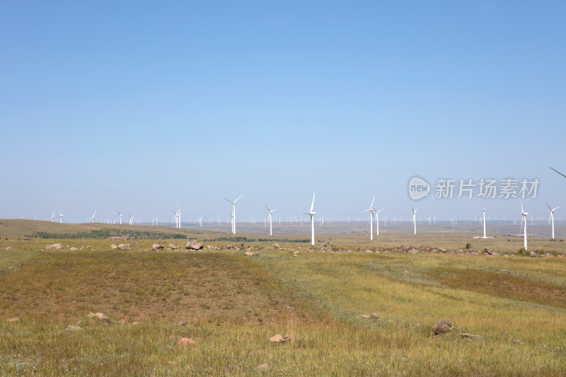 中国北方的草原和风力发电风车