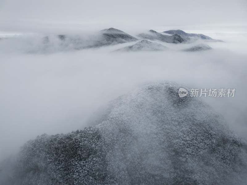 天目山脉千亩田水墨山峰云海雪景航拍