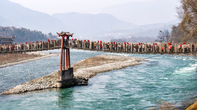 冬天春节四川都江堰景区的安澜桥人行桥