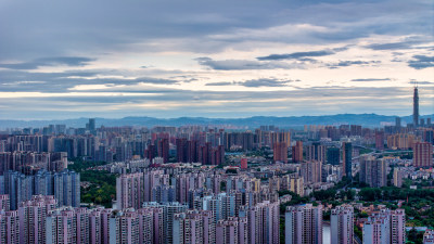 大风后成都的最高楼与远处清晰的龙泉山