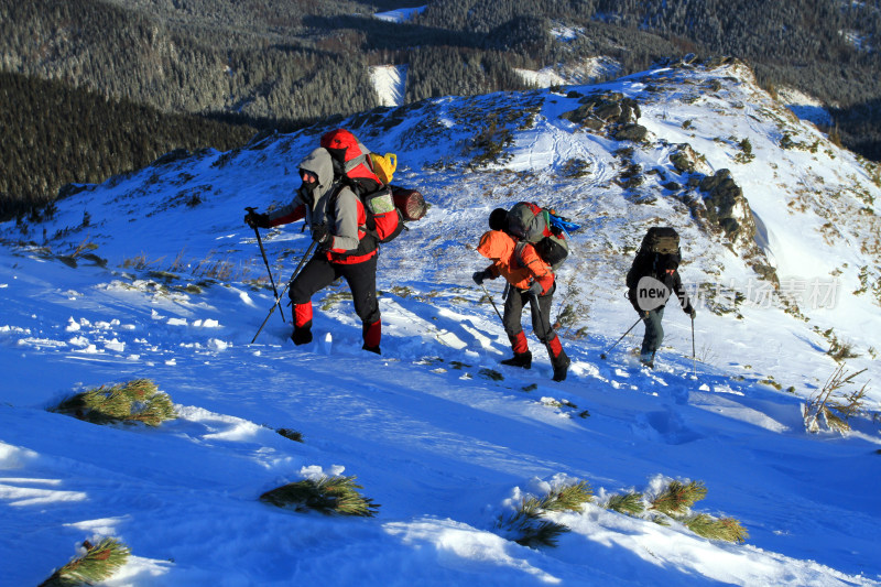 雪山徒步的背包旅行者