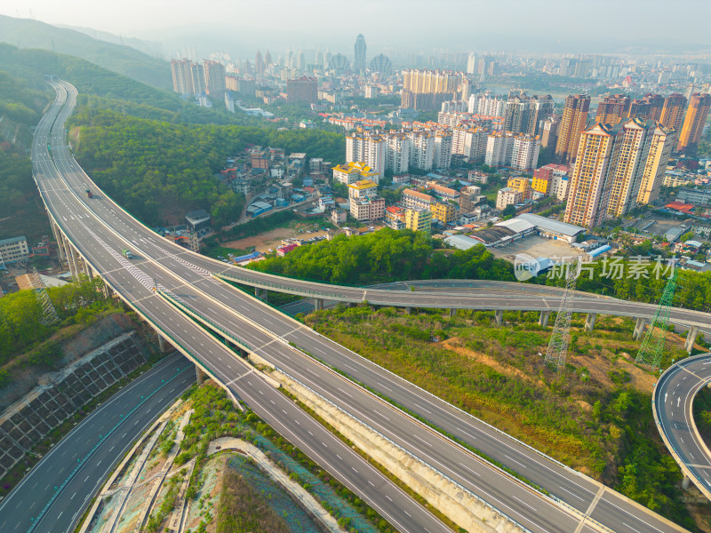 航拍景洪市城市天际线与高架桥交通