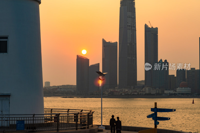 青岛奥帆中心灯塔，对岸落日下的海天中心