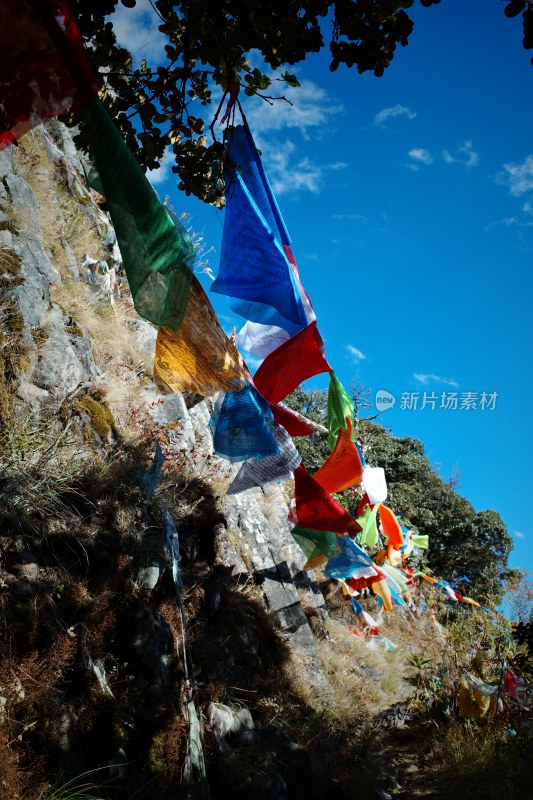 云南大理鸡足山景区山坡上悬挂的彩色经幡