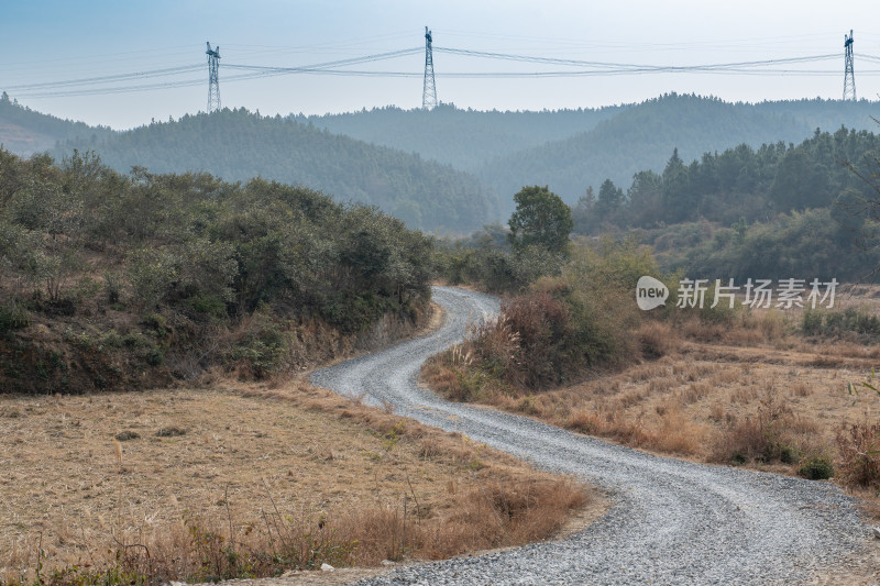 乡间小路蜿蜒曲折穿过山林景象