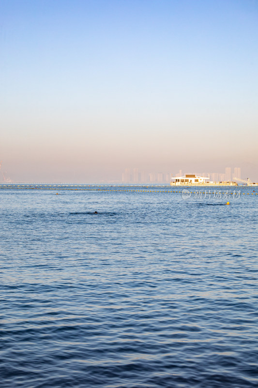 青岛小鱼山第一海水浴场汇红瓦绿树碧海蓝天