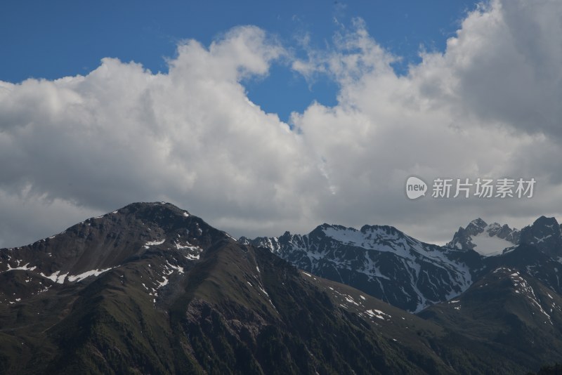 蓝天白云下的雪山