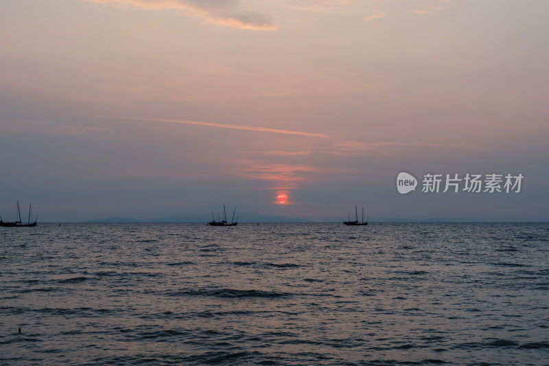 湖州太湖日出时湖上渔船的景色