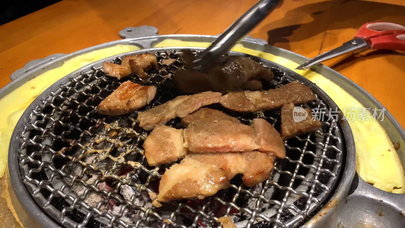 韩式炭火烤肉烤盘上的美食