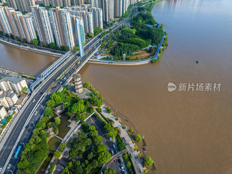 夏季傍晚航拍安徽芜湖沿江城市风光