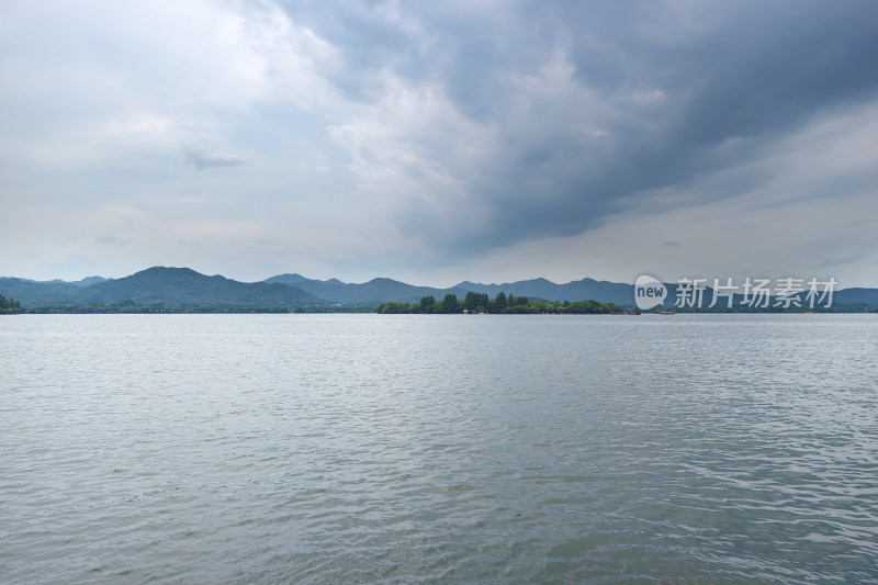 风雨来临前的杭州西湖