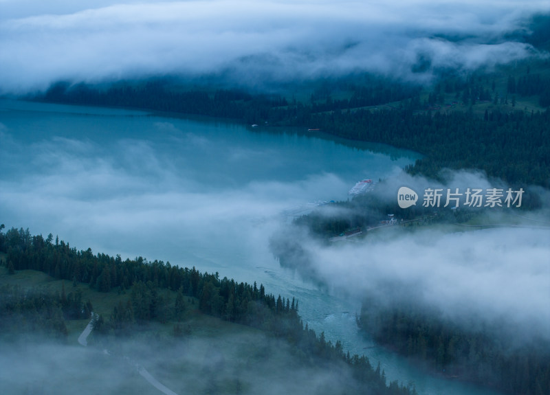 航拍夏季清晨云雾笼罩的新疆喀纳斯湖