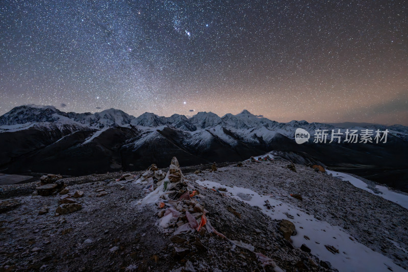 四川甘孜州雅哈垭口贡嘎雪山之巅的星空银河