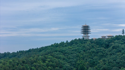 雨后黄昏临平山上的高塔寺庙