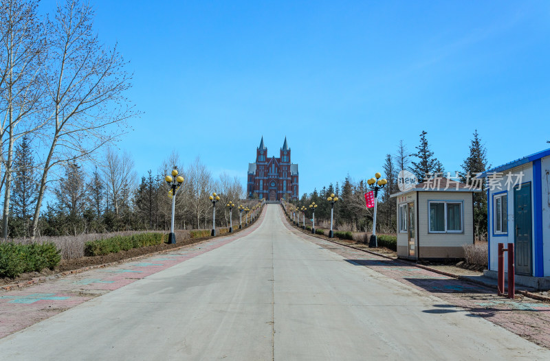 内蒙古呼伦贝尔满洲里婚礼宫欧式建筑与公路