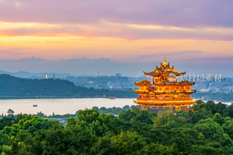 浙江杭州西湖畔城隍阁夜景